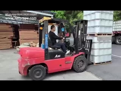 L'endroit où se trouve le terrain de jeux est un hammock à corde.
